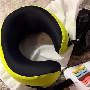 Cushion Lab unused NWT adjustable travel neck pillow in Neon Yellow & Black